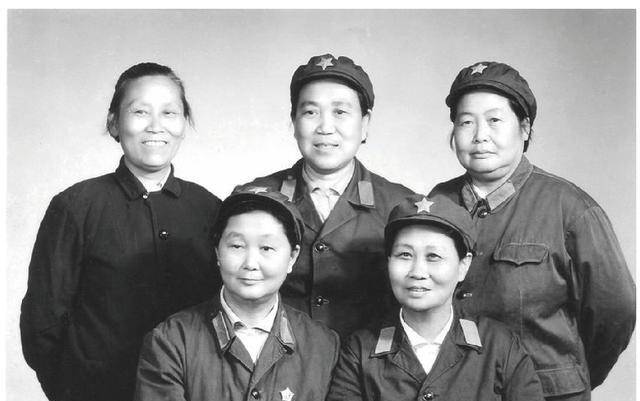 金刚台妇女排:为了躲避敌人不敢睡山洞,总歇在树脚下或石板上
