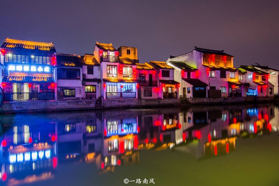 江苏两段大运河，无锡段夜景梦幻游人如织，扬州段美丽但冷清