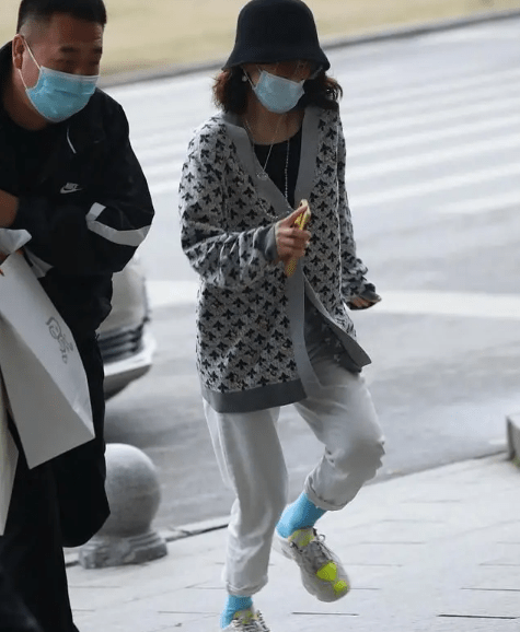 原创41岁章子怡接地气休闲装的搭配被蓝色袜子抢镜提升不少精致度