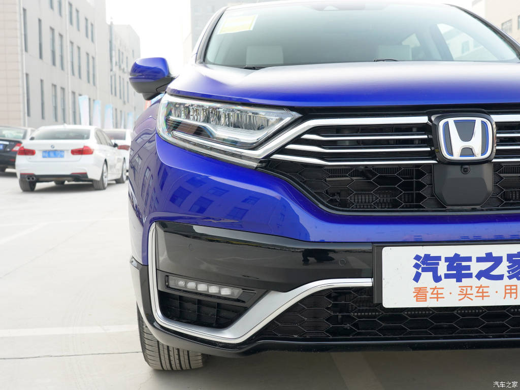 三层纤细的镀铬饰条中央处,嵌入的车标logo带有代表新能源的蓝色元素