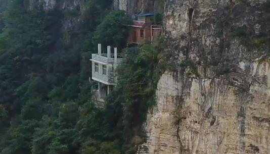 贵州一户人家住在悬崖峭壁上，车路不通，房子是怎么建上去的？