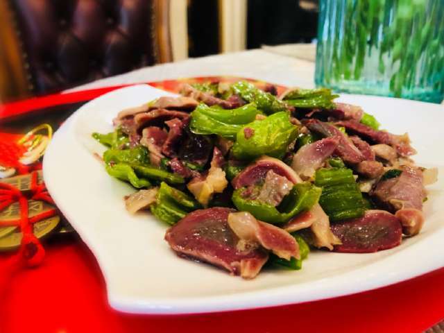 这是第二轮的热炒,青椒炒鸭胗,鸭胗提前焯水煮熟,再切片与青椒快炒这