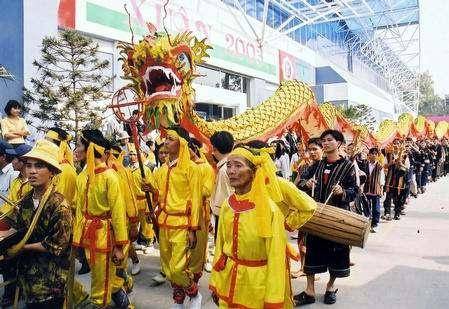 越南当地年味十足，家家户户贴春联祈平安，中国游客看了却很心酸