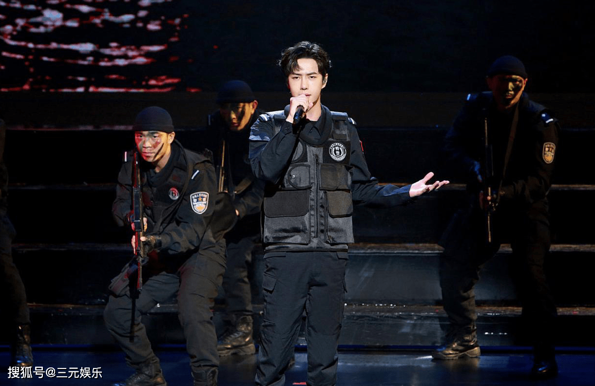 王一博商演旧照火了穿特警制服登台英姿飒爽手部细节暖心了