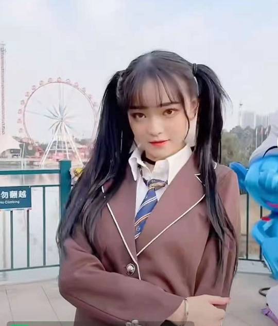 陈意礼又被吐槽,穿jk扎双马尾,却因发量被调侃要秃顶了?