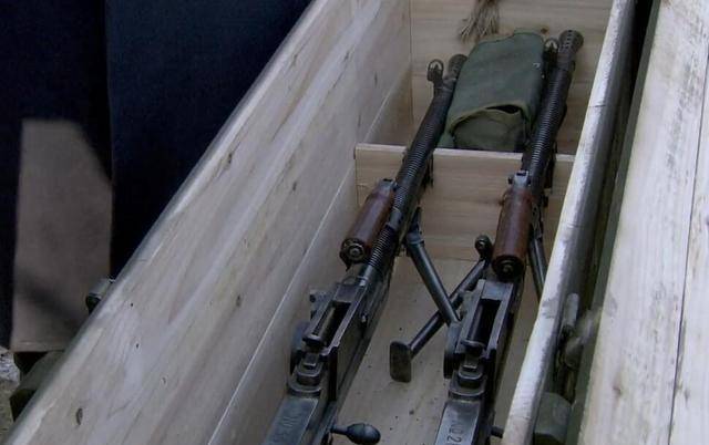 东北军的步兵班每个班装备有10支捷克式步枪,1挺捷克式轻机枪,有的