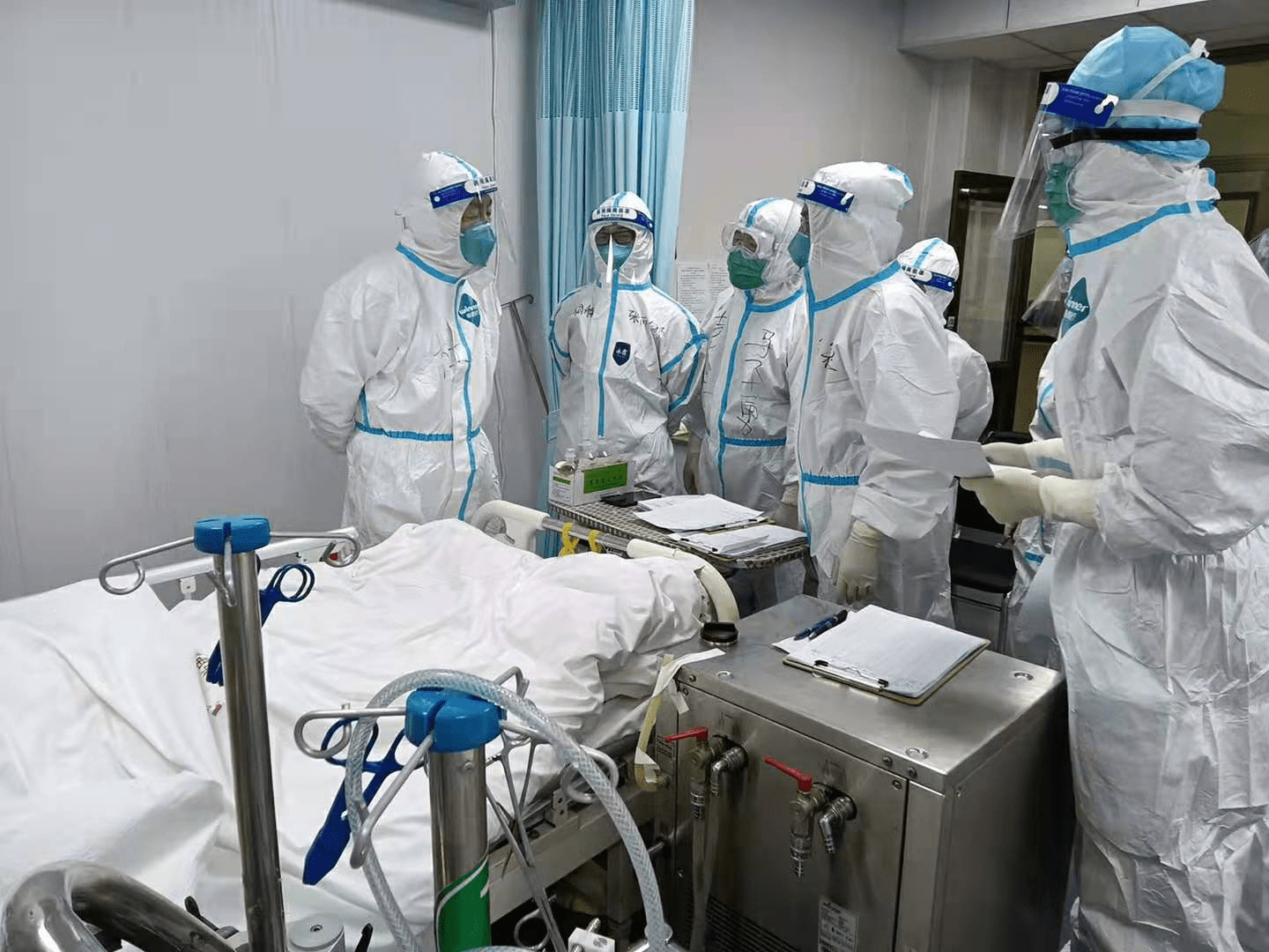 张丽娜和同事在讨论病情. 受访者供图.