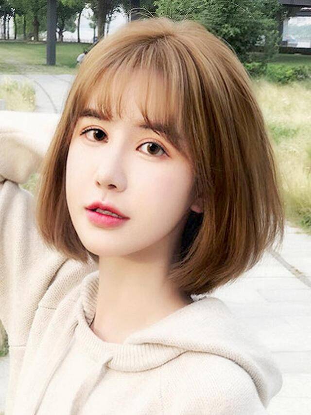 18岁的吴奇莉真漂亮!精致的五官衬着"水光肌",男人头轻松驾驭