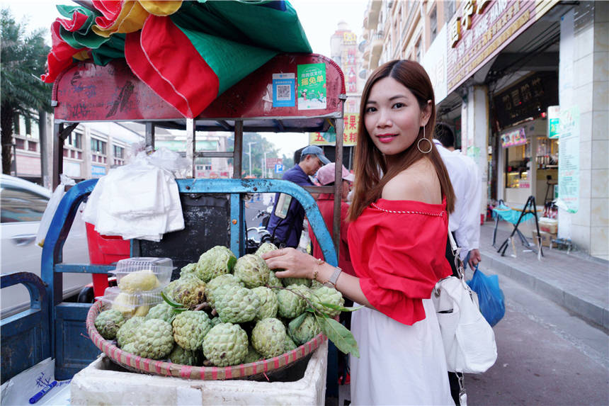 中越边境奇遇记，越南妹子每天都要出国，来看看她们都在买什么？
