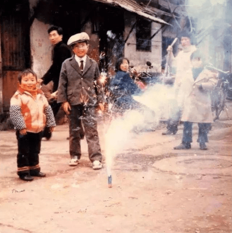 对于我们小孩子,我们一听到谁家放炮了就会立刻跑过去去捡哑炮.
