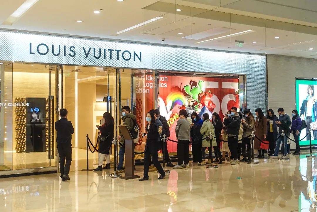 奢侈品布满涨价!LV一年涨四次,产品卖断货网友悔恨买少了