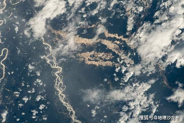 空间站|一张宇航员从国际空间站拍摄的照片，揭秘秘鲁东部的金矿勘探坑