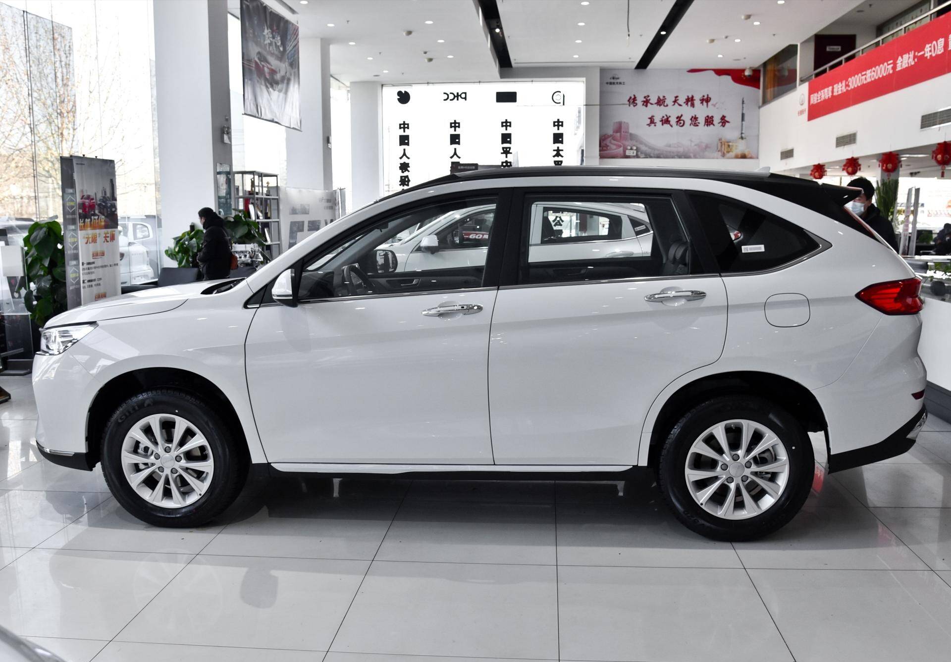 新款哈弗m6提车落地7万油耗8升空间比长安cs75还宽裕