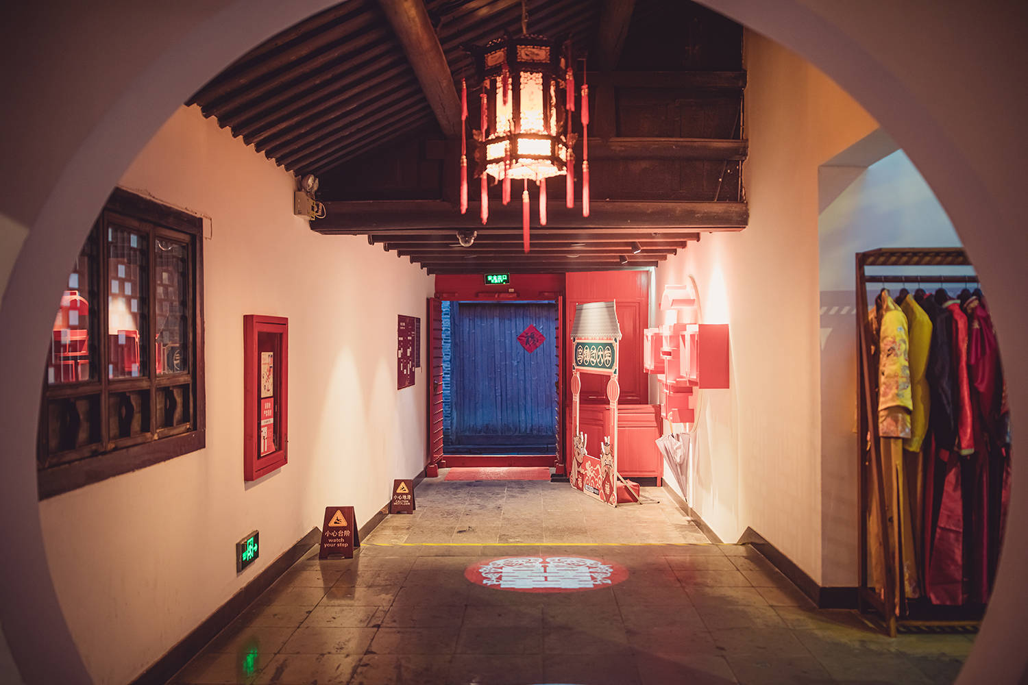 喜庆堂里有各色男女喜服和汉服,老板介绍说这些衣服都是从苏州订购的