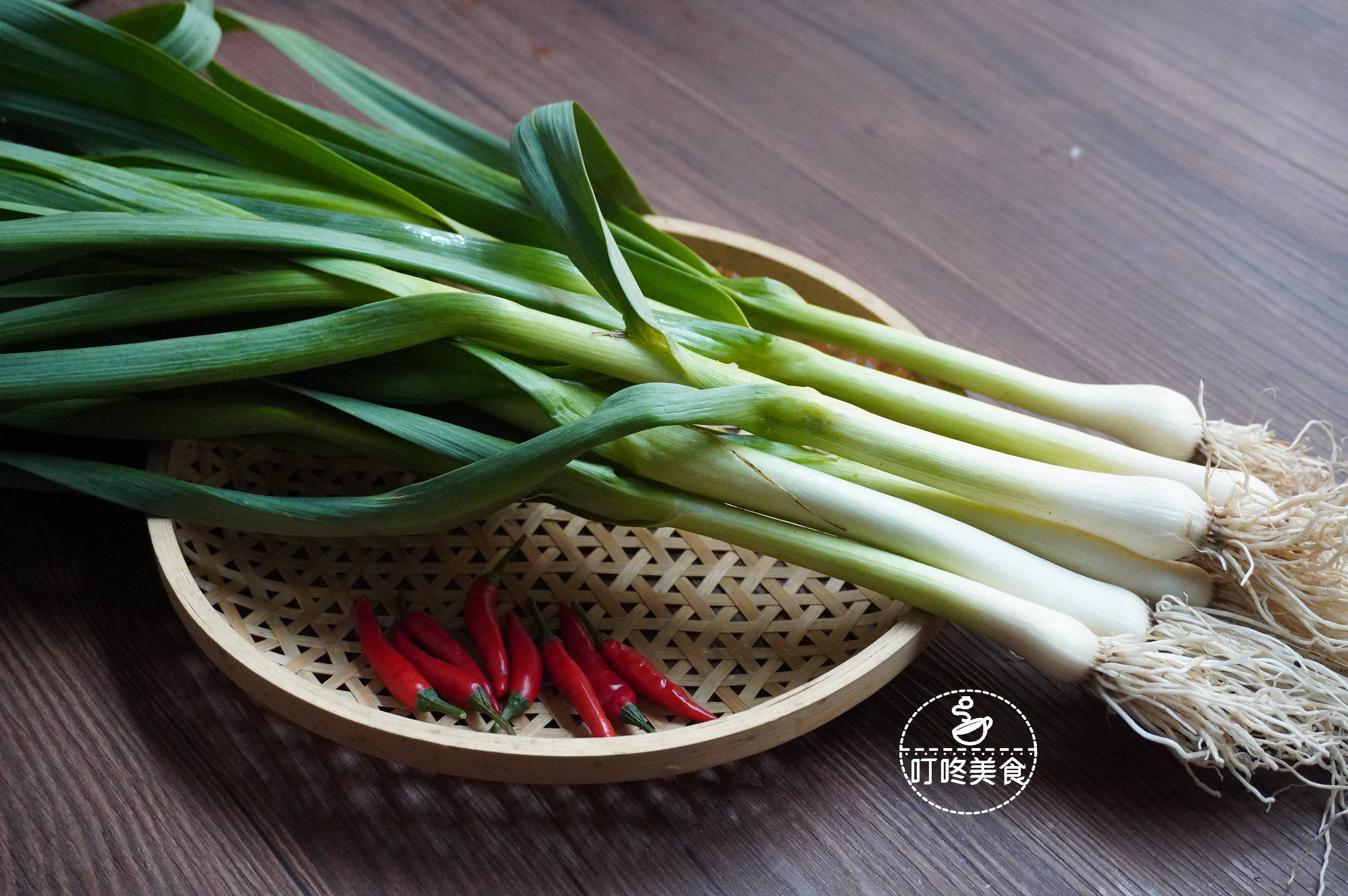 需要准备的材料:蒜苗,小米椒 需要准备的调料:食用油,生抽,鸡精