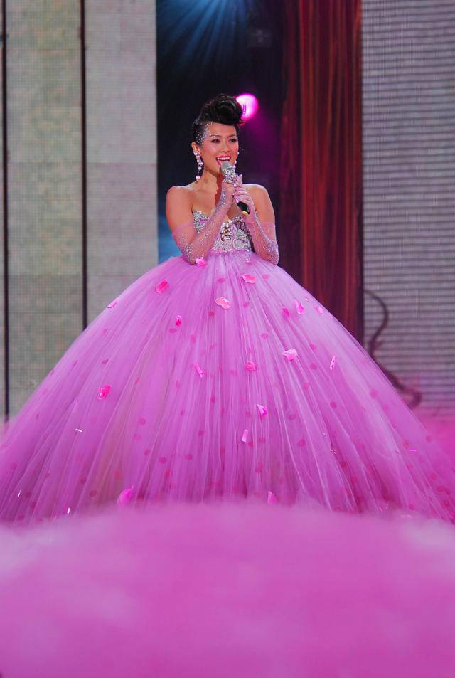 2008年春晚时,章子怡演唱《天女散花》时,当在镜头拉近时,观众猛然