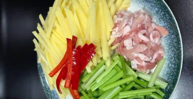怎么炒芹菜土豆条好吃 a3846823394c445daab50177c744f38d.jpeg