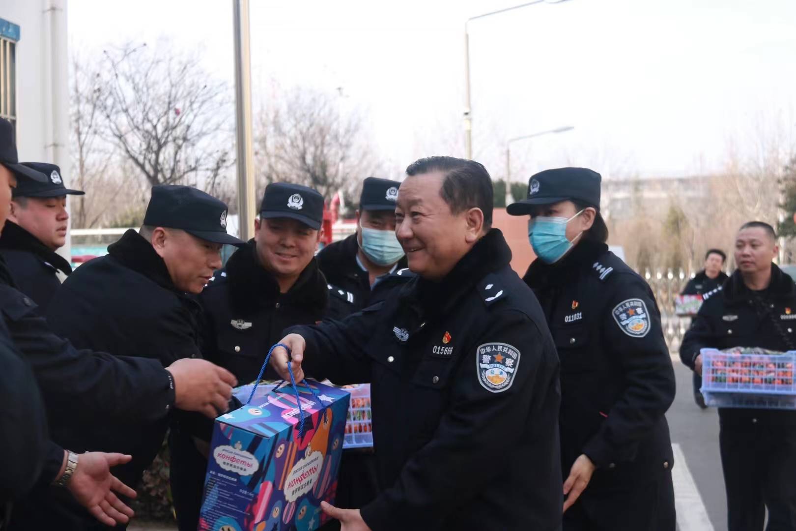 郑州市公安局郑东分局局长张予西到博学路派出所慰问春节值班民警