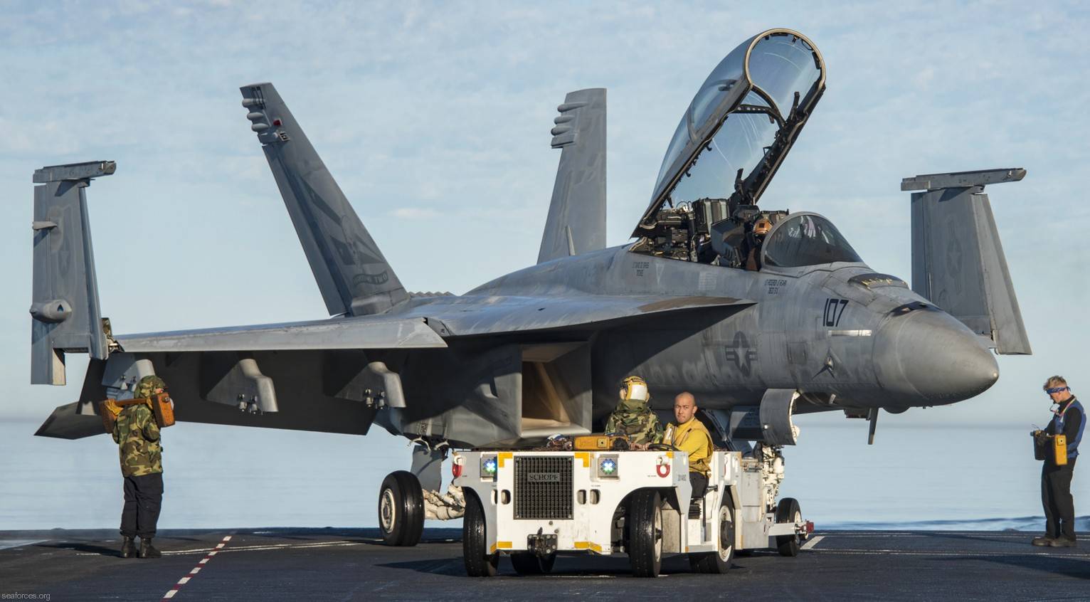 美国海军捕快中队装备超级大黄蜂战斗机大图赏析
