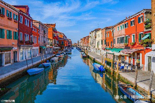 意大利最美海岛，房子色彩斑斓，除了装饰生活原来还有这个原因！
