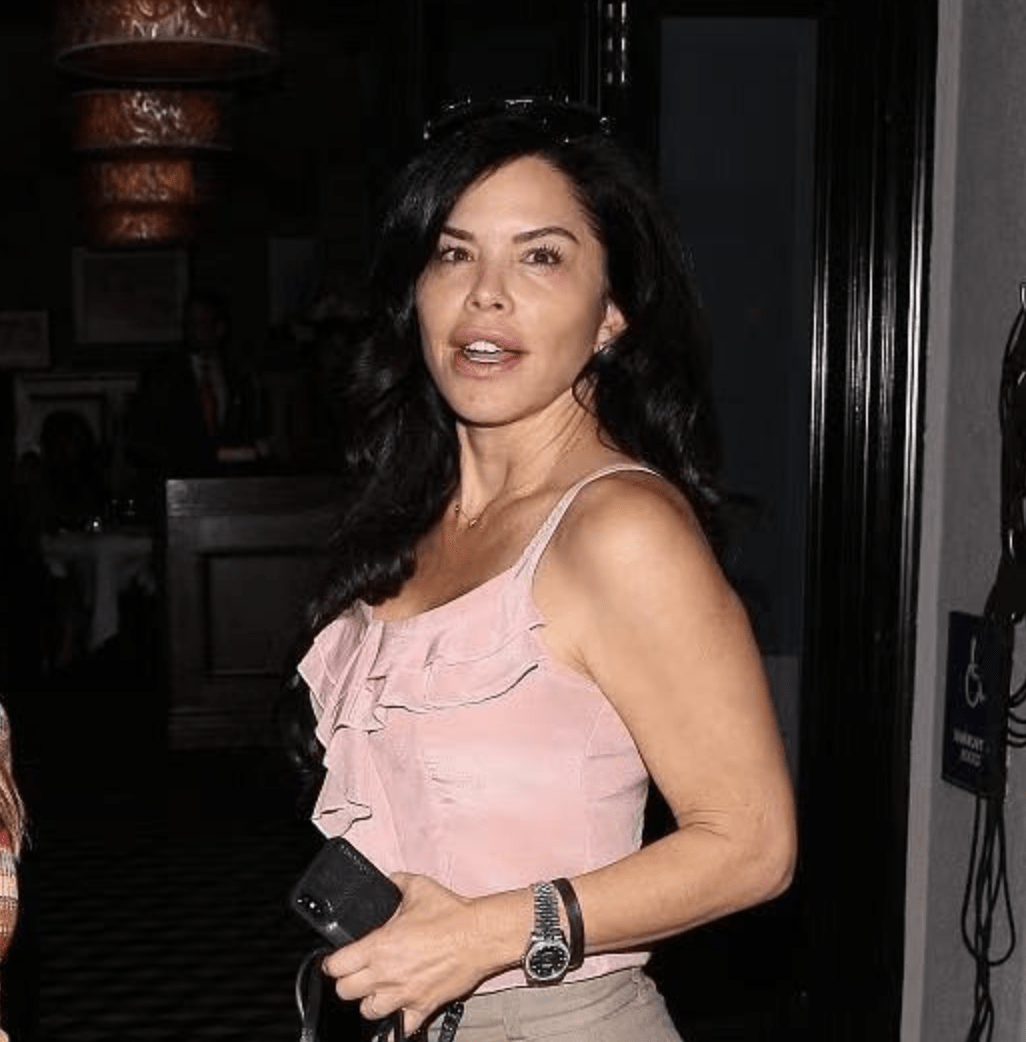 首富坐拥亿万财产卸任,离婚被分一半资产,忙着和新女友恋爱_桑切斯