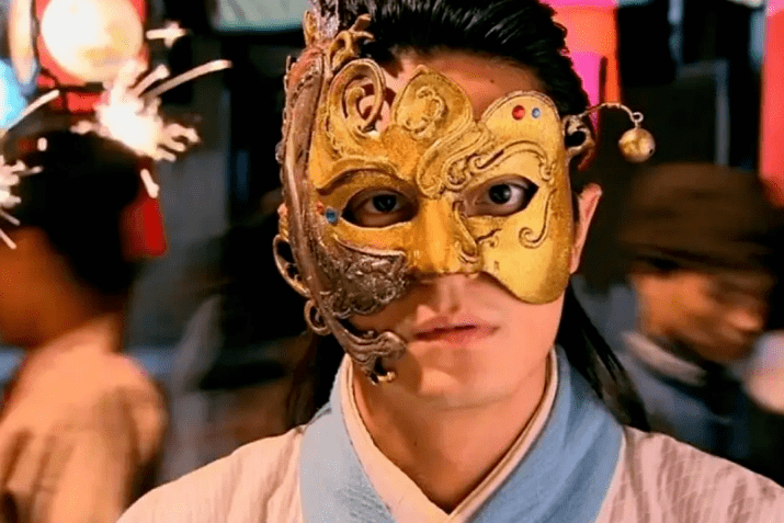 影视剧面具有多丑热巴秒变雷震子杨洋像奥特曼他靠颜值撑住