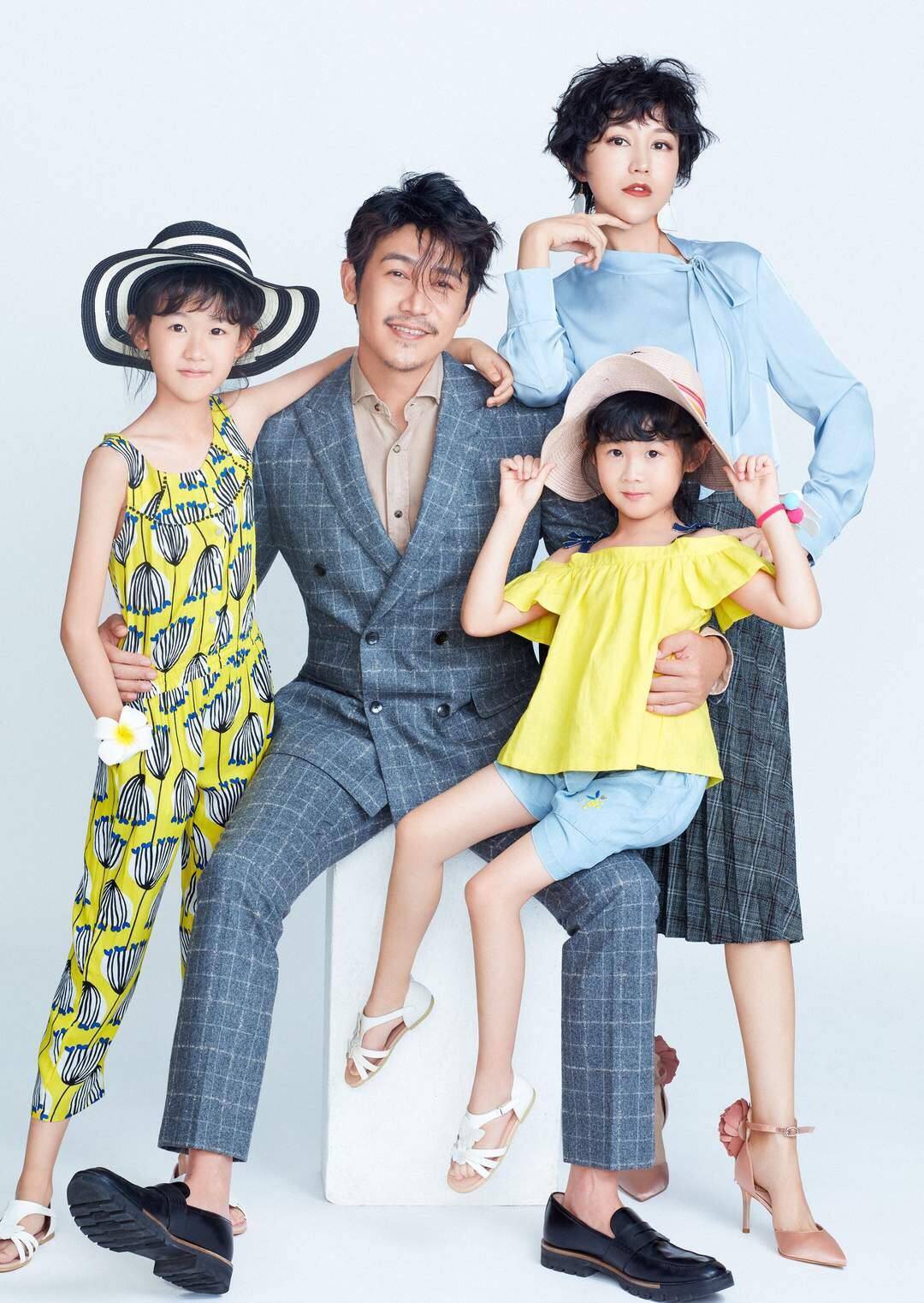 陆毅带妻女逛街,全家"筷子腿"养眼,俩女儿没遗传到父母大眼睛