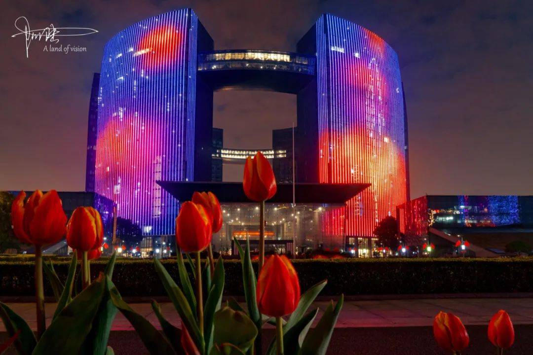 坐落在钱江新城的杭州市民中心，灯光秀起来的时候有点“妖娆”