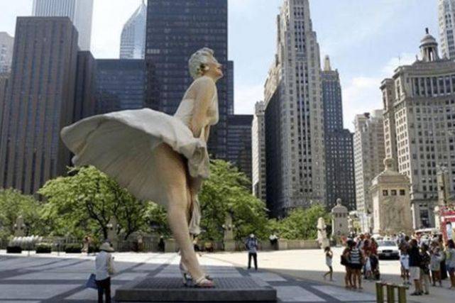 世界最“悲催”的雕像，500万建成1年就遭拆除，只因游客不雅动作
