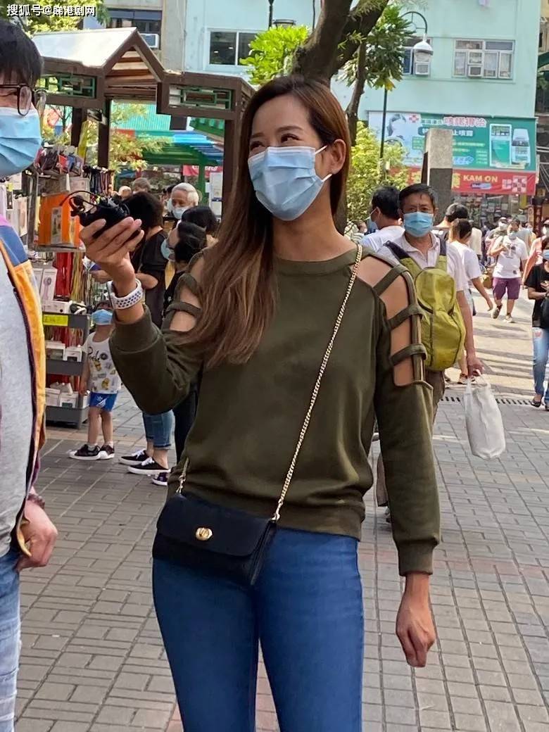 每每吴幸美为《东张西望》于街头进行访问时,总会引来一班街坊邻里