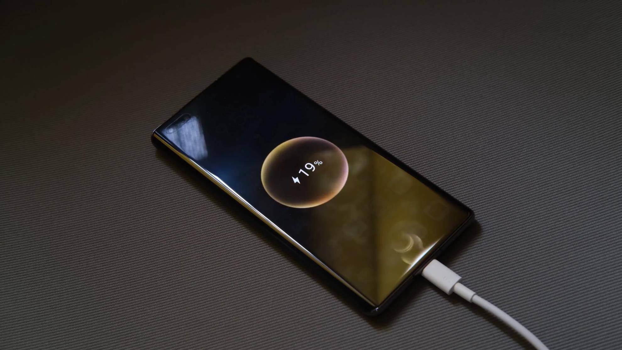 华为mate40和iphone12续航表现接近苹果电池更耐用