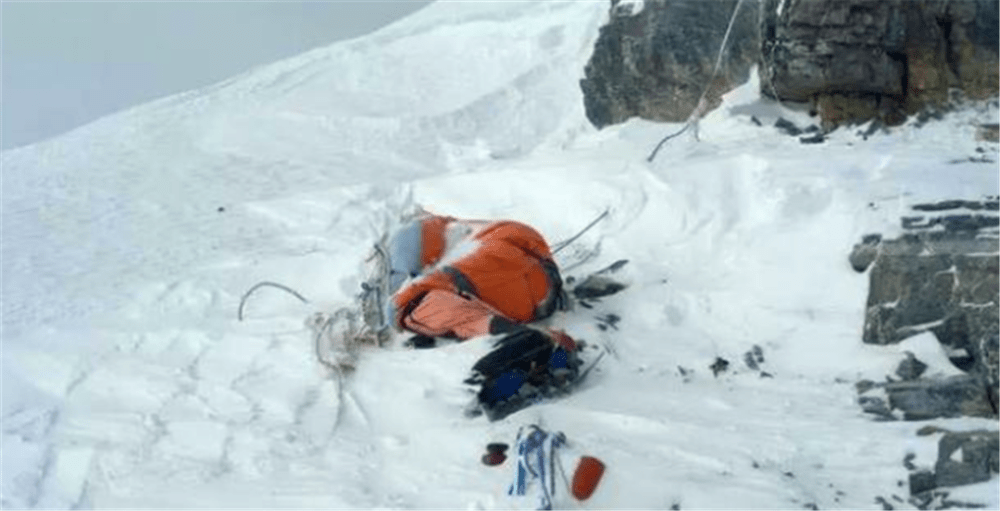 珠穆朗玛峰上300多具遗骸污染水源，为什么至今没有被搬运下山？