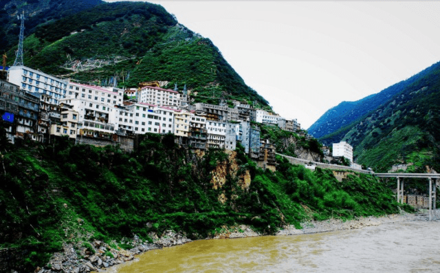 比重庆还要魔幻的县城：建立在悬崖边上，落差高达3000米