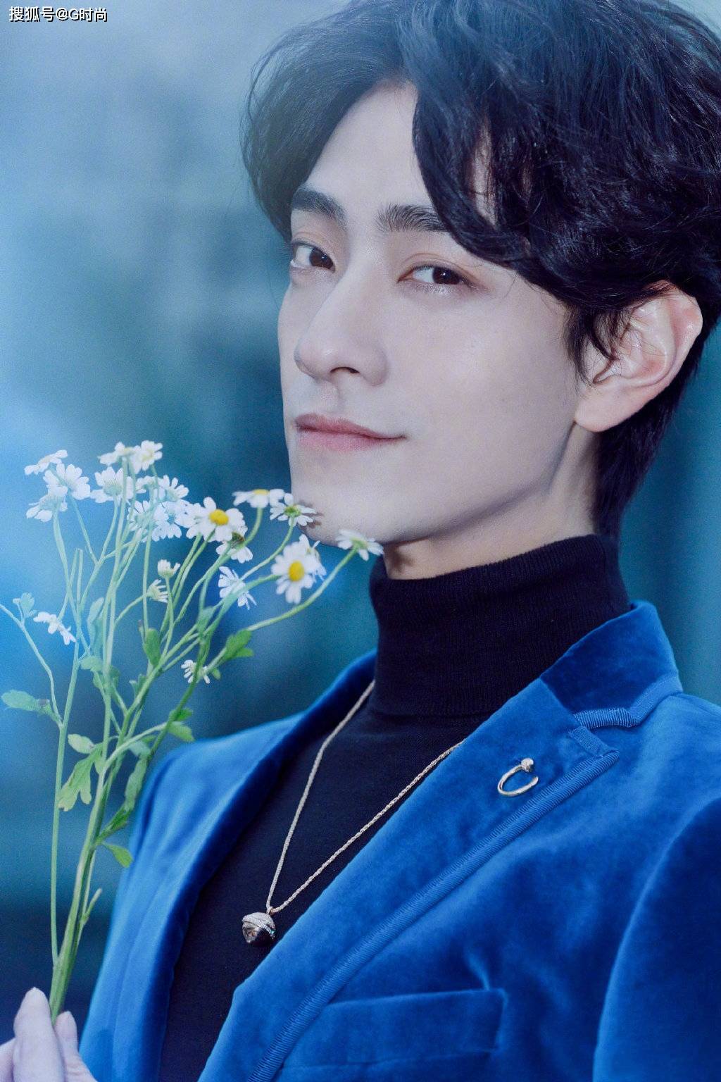 郑云龙身着蓝色丝绒西装内搭黑色高领衫现身舞台