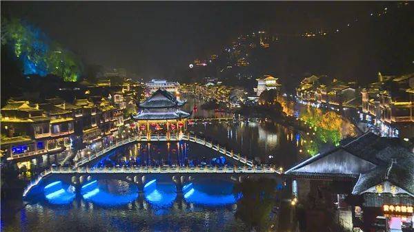 烟雨凤凰 春节夜色醉游人