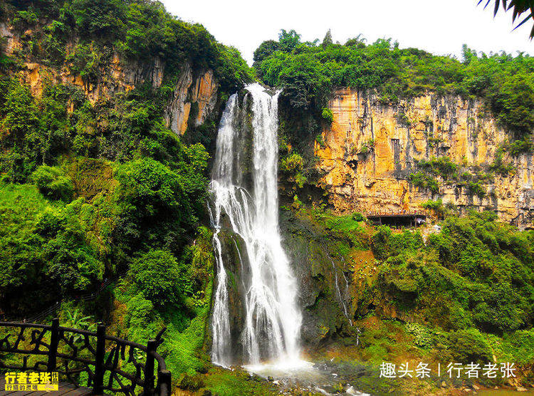 贵州兴义有一条200米深的峡谷，是地球的伤疤，一眼能看13条瀑布