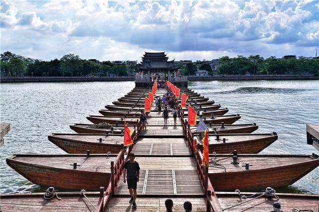 广东潮州有一座奇特的古桥，18艘木船组成的浮桥，晚上浮桥可开启