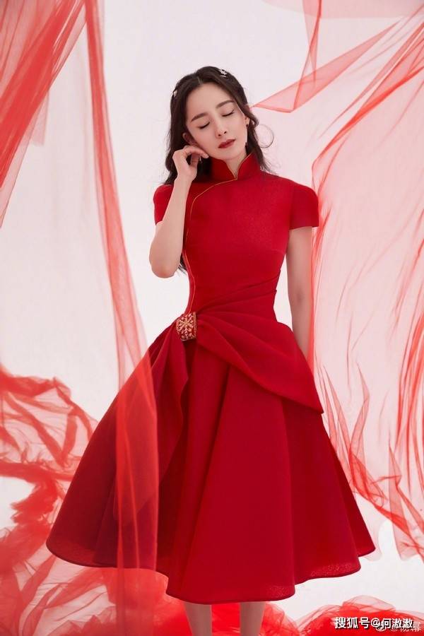 迪丽热巴这一次的春晚造型呼声也非常非常高,当天的热巴梳着包头并系