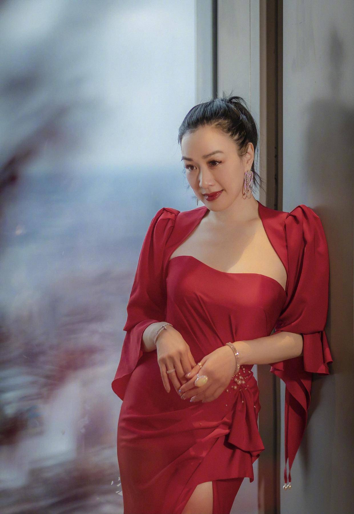 钟丽缇穿衣从不低调,大衣内搭豹纹连体裤展现狂野美,超惹眼_亮点