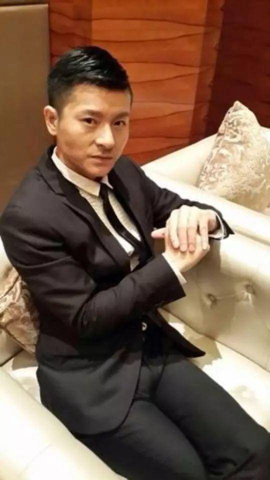 原创他是模仿刘德华最像的人爆火时年入百万如今转行直播无人问津