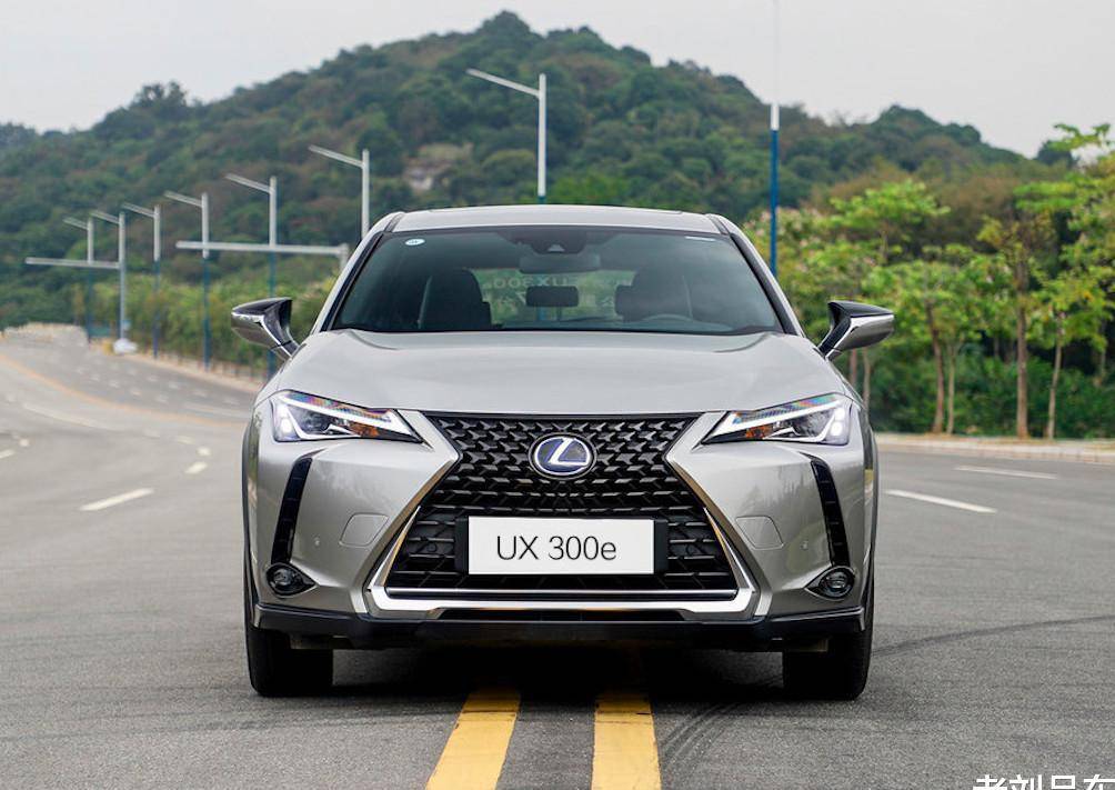 雷克萨斯ux300e纯电动suv,豪华漂亮,但续航400公里有点少