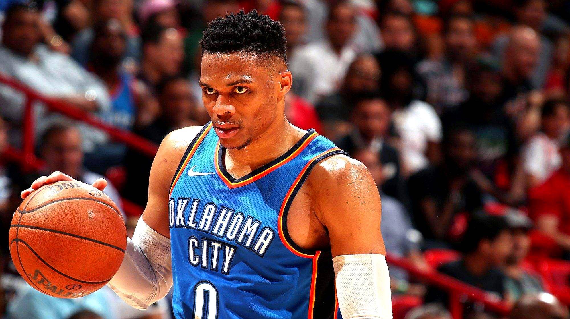 第一位巨星球员是威少,威少在常规赛中的表现很出色,是mvp球员,他的