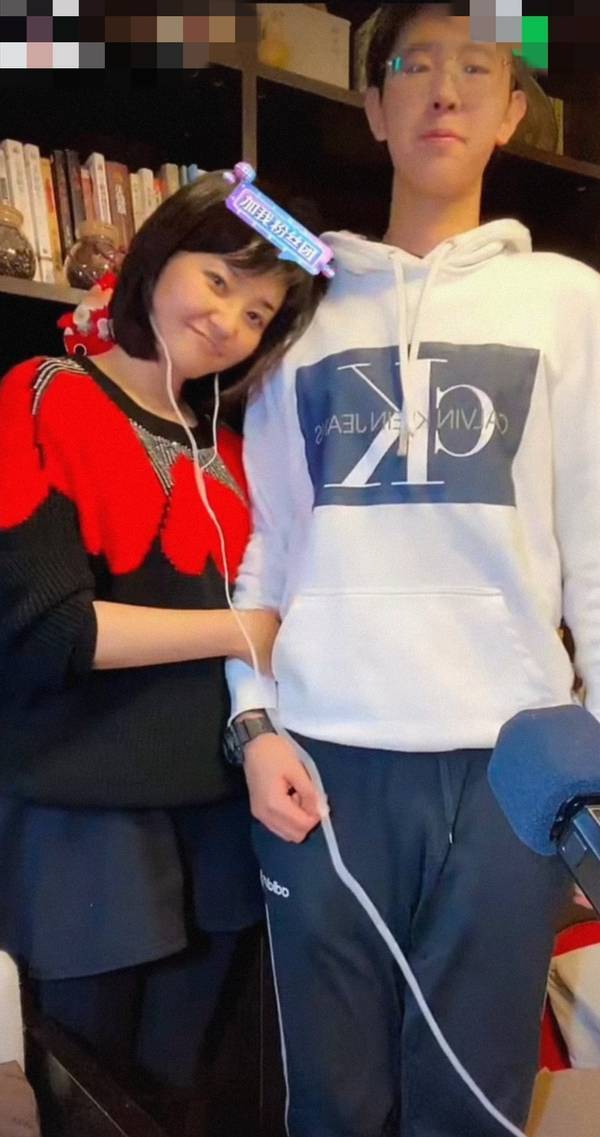 方琼的儿子杨初一今年已经17岁,带着眼镜略显青涩,似乎是不习惯镜头的