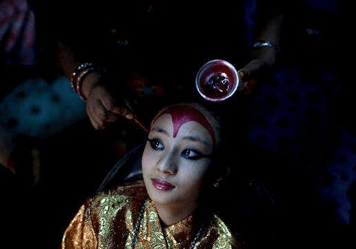 尼泊尔“活女神”退位之后：靠补助生存，无人愿娶还遭人嫌弃