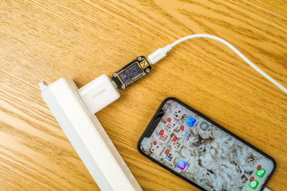 iPhone|充电器真的能够实现“体积小充电快”吗？绿联迷你20W充电头抢先开箱实测