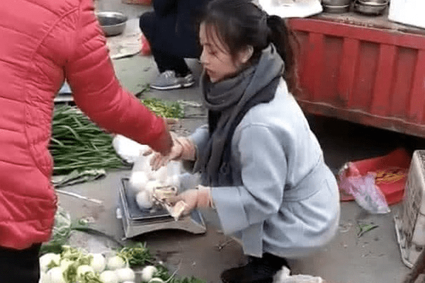 原创女大学生寒假帮父母卖菜看到颜值后卖菜西施啊