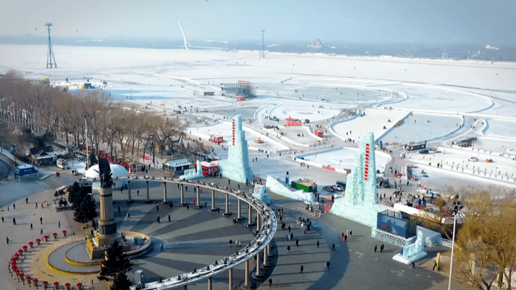 云赏·冰雪龙江丨哈尔滨松花江冰雪嘉年华：冰河上的一站式游乐场