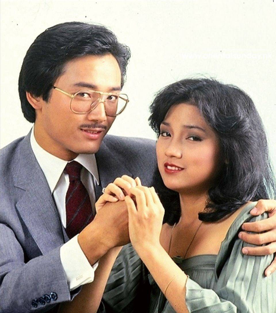 原创苗侨伟夫妇参加好友聚会59岁戚美珍真实素颜曝光抬头纹明显