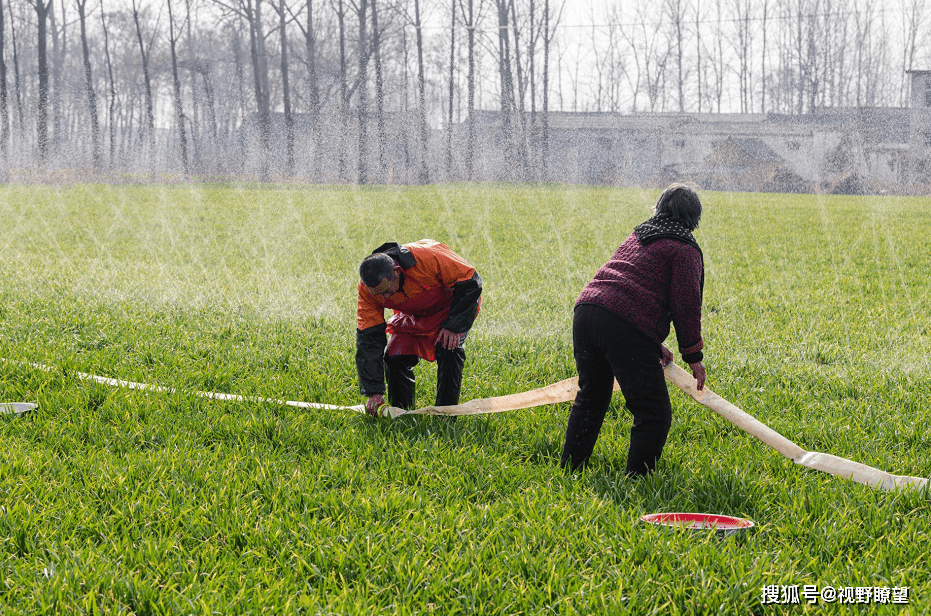襄城县茨沟乡一年之计在于春农民抗旱浇地忙