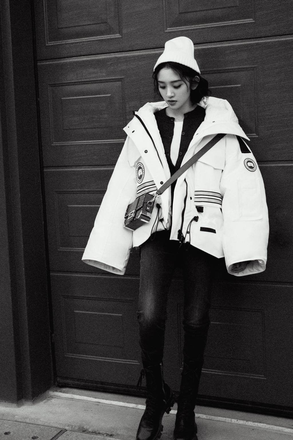 原创唐艺昕冬日时尚大片,黑白格调虚实之间,展现温暖摩登的浪漫气息